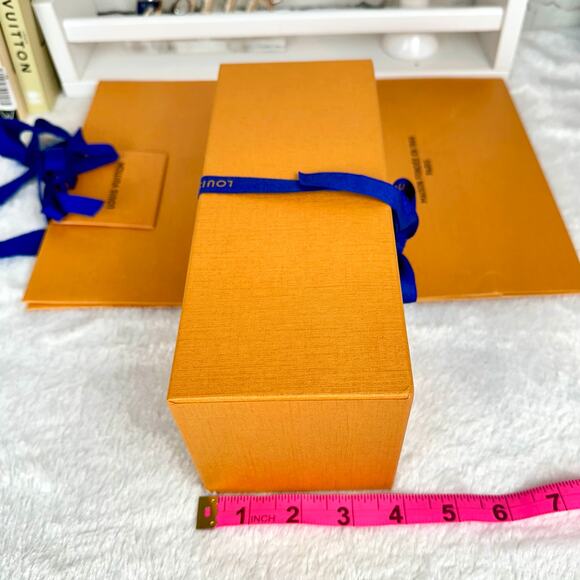 Louis Vuitton Box, tissue paper, Shopping Bag, gift note card tag and ribbon set - Picture 9 of 12